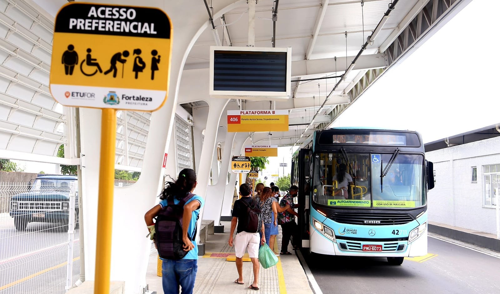 plataforma de embarque e desembarque do terminal aberto do josé walter